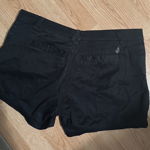 Volcom Shorts 🩳🖤 - Picture 4 of 4